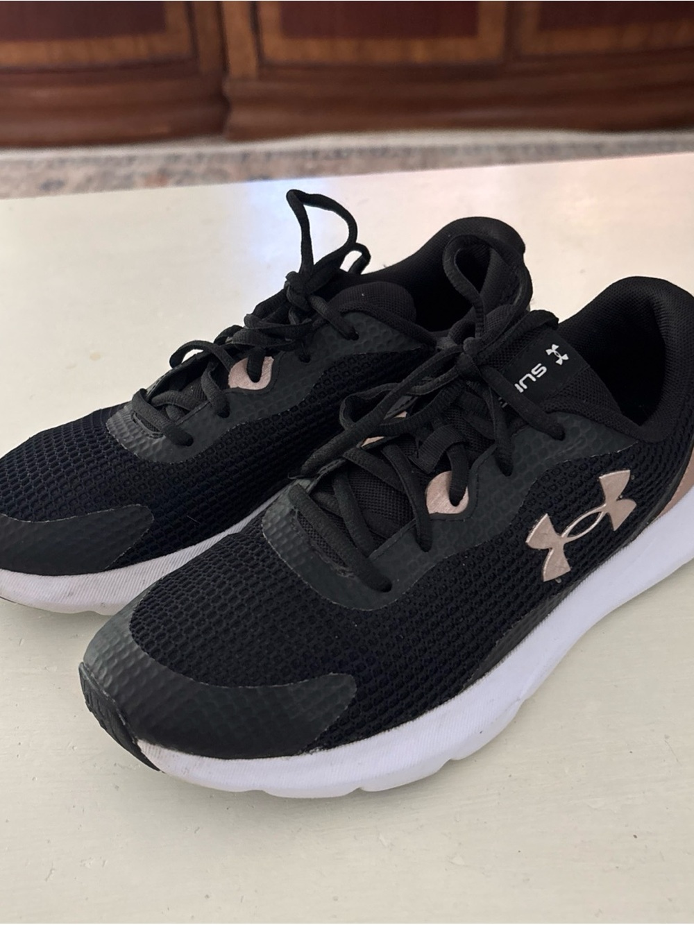 Under Armour Women’s 9.5 Sneakers with Pale Pink Logo